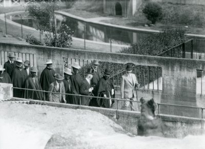 Sir Peter Chalmers Mitchell mit dem äthiopischen Regenten Haile Selassie und seinem Gefolge, betrachtet einen Braunbären auf den Mappin Terrassen, Londoner Zoo, 1924 von Frederick William Bond