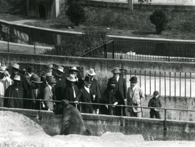 Sir Peter Chalmers Mitchell mit dem äthiopischen Regenten Haile Selassie und seinem Gefolge, die einen Braunbären auf den Mappin-Terrassen betrachten, Londoner Zoo, 1924 von Frederick William Bond