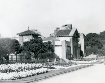 Das Reptilienhaus im London Zoo 1928 mit formalen Blumenbeeten entlang der Wege zum Eingang, London Zoo von Frederick William Bond