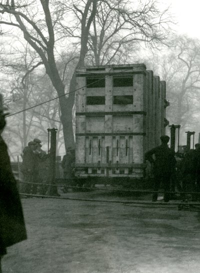 Transport einer weiblichen asiatischen Elefantenkuh Lukhi in einer Holzkiste, Londoner Zoo, 1923 von Frederick William Bond
