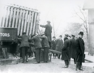 Entladen des neu angekommenen indischen Nashorns, Londoner Zoo von Frederick William Bond