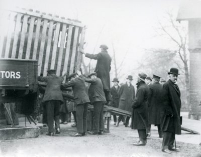 Entladen des neu angekommenen indischen Nashorns, London Zoo, 1924 von Frederick William Bond