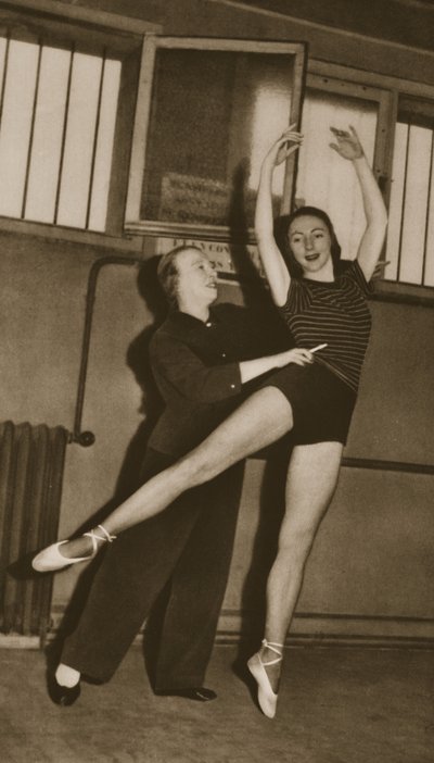 Bronislava Nijinska mit Rosella Hightower, aus Grand Ballet de Monte-Carlo, 1949 von French Photographer