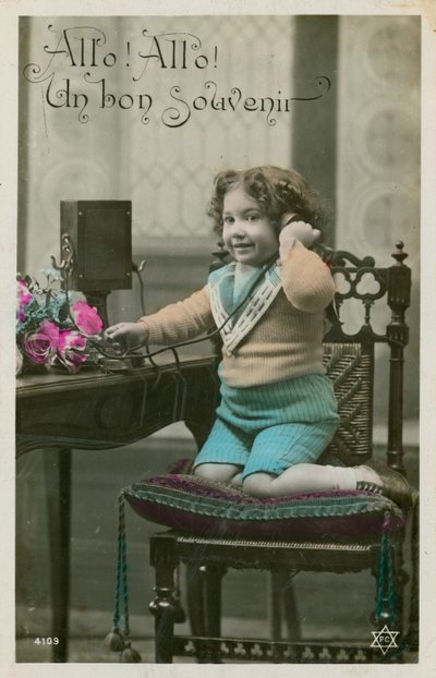 Kind benutzt Telefon von French Photographer