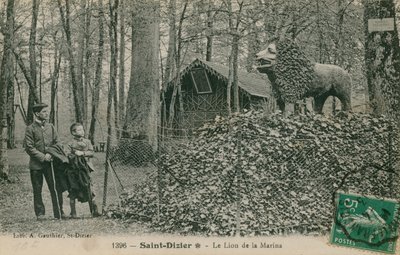 Vater und Sohn betrachten eine Löwenskulptur in Saint Dizier. Postkarte von 1913. Veröffentlicht von der Bibliothek von A Gauthier. von French Photographer