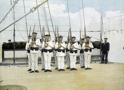 Französische Marine, späte 19. Jahrhundert: Gewehrübung - Bibl. des Arts deco. von French Photographer