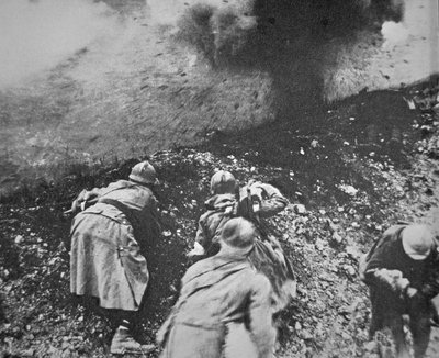 Französische Infanterie unter Beschuss durch deutsche Artillerie während der Schlacht von Verdun von French Photographer