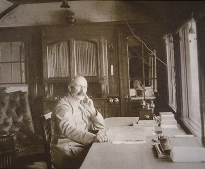 General Pétain in seinem Eisenbahnwagen-Salon-Hauptquartier während der Schlacht von Verdun, Februar-Dezember 1916 (s/w Foto) von French Photographer