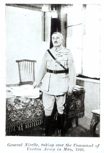 General Robert Nivelle (1856-1924) übernimmt das Kommando der Armee in Verdun, Mai 1916 von French Photographer