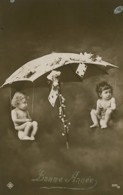 Neujahrskarte mit zwei Babys, die an einem Regenschirm hängen, gesendet 1913 von French Photographer