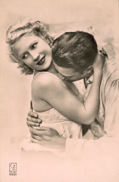 Mann umarmt Frau und küsst ihre Brust (s/w Foto) von French Photographer