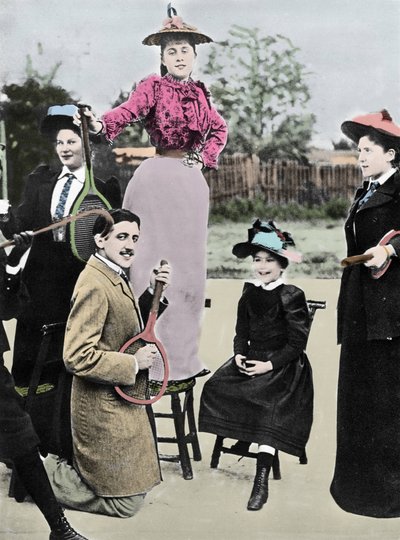 Marcel Proust, französischer Schriftsteller, inmitten einer Gruppe junger Frauen, die auf einem Tennisschläger Gitarre spielen, am Tennisboulevard Bineau in Paris, 1892 von French Photographer