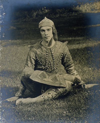 Nijinsky im Schneidersitz, gekleidet als Prinz Igor von French Photographer