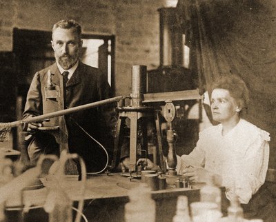 Pierre und Marie Curie im Labor von French Photographer