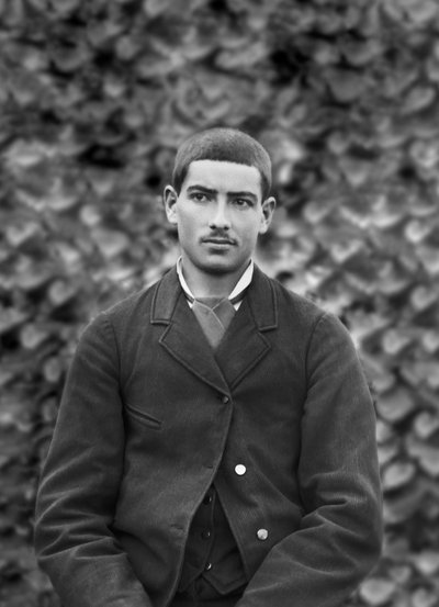 Porträt eines jungen Mannes im Garten der Abtei von Septfontaines, in der Nähe von Bourmont in Haute-Marne. Fotografie Ende des 19. Jahrhunderts. Ducos-Sammlung. von French Photographer