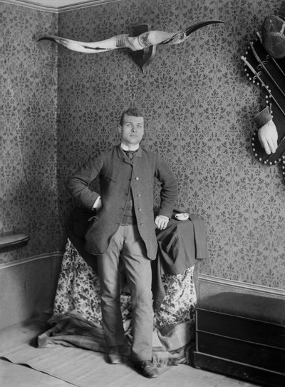Porträt eines jungen Mannes, posierend in der Abtei von Septfontaines, in der Nähe von Bourmont in Haute-Marne. Fotografie Ende des 19. Jahrhunderts. Ducos-Sammlung. von French Photographer