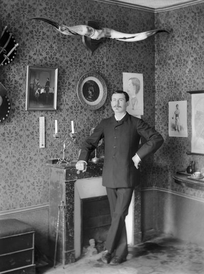 Porträt eines jungen Mannes, posierend im Wohnzimmer der Abtei von Septfontaines, nahe Bourmont in Haute Marne. Fotografie späte 19. Jahrhundert. Ducos Sammlung von French Photographer