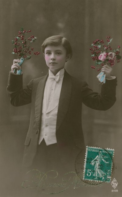 Junge im Frack mit Blumen und Beeren (handkoloriertes Foto) von French Photographer