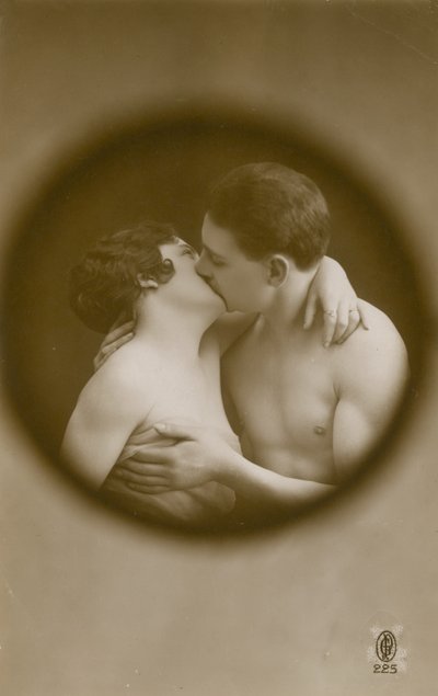 Postkarte eines jungen Mannes und einer jungen Frau, die sich durch ein Guckloch küssen, gesendet 1913 von French Photographer