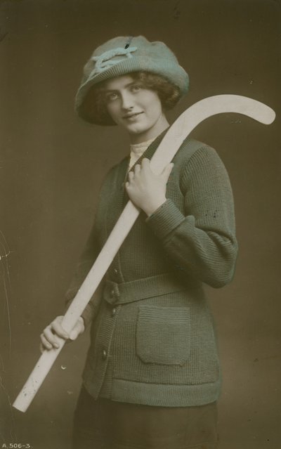 Postkarte einer jungen Frau mit einem Hockeyschläger über der Schulter, gesendet 1913 von French Photographer