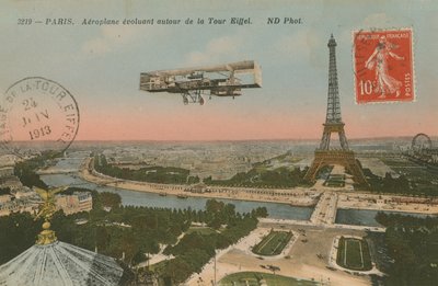 Postkarte eines Flugzeugs, das um den Eiffelturm kreist, gesendet im Jahr 1913 von French Photographer
