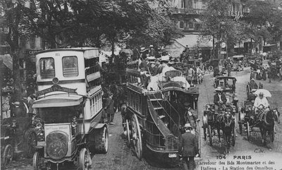 Postkarte zeigt eine Omnibushaltestelle an der Kreuzung Boulevard Montmartre und Boulevard des Italiens, Paris, 1905-10 von French Photographer
