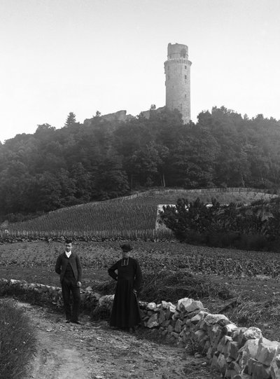 Der Landpfarrer, begleitet von einem jungen Mann, posierend auf dem Weg vor dem Turm von Montlhery in der Essone. Fotografie späte 19. Jahrhundert. Ducos Sammlung von French Photographer
