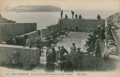 Frauen waschen Wäsche im Hafen von Louen. Postkarte von 1913. von French Photographer