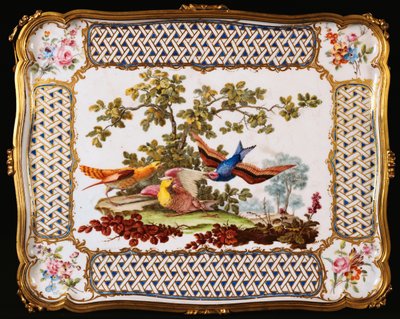 Ein Louis-XV-Sevres-Tablett, dekoriert mit drei exotischen Vögeln in einer Landschaft, bildet die Oberseite eines Kaffeetisches, 1761 von French School