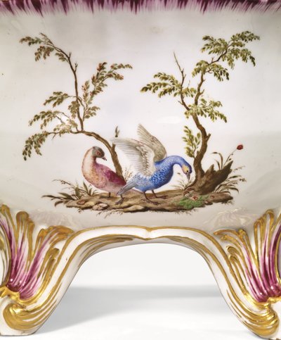 Eine Vincennes-Zweihand-Rundterrine, Deckel & Stand, ca. 1750 von French School
