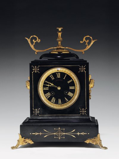 Eine Kaminuhr aus schwarzem Kompositstein, mit eingravierten Verzierungen, mit Beinen, Spitzen und Beschlägen aus vergoldetem Messing, von Jausions aus Pau, Frankreich, ca. 1876-78 von French School