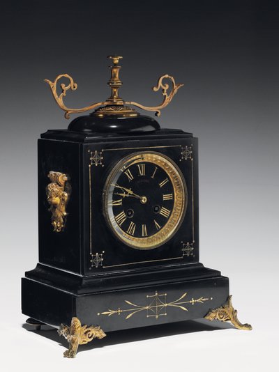 Eine Kaminuhr aus schwarzem Kompositionsstein, mit eingravierten Verzierungen, mit Beinen, Spitzen und Beschlägen aus vergoldetem Messing, von Jausions aus Pau, Frankreich, ca. 1876-78 von French School