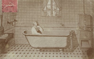 Eine Frau in der Badewanne in einem Badezimmer von French School