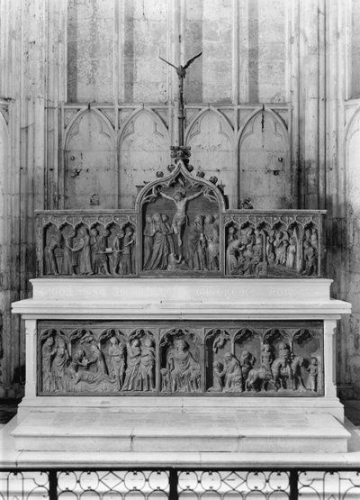 Altar und zwei Altarbilder mit Szenen aus dem Leben des Hl. Thibault, gekrönt von einem Bischofsstab und der eucharistischen Taube von French School