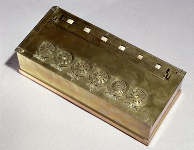 Rechenmaschine erfunden von Blaise Pascal (1623-62) im Jahr 1642 (Holz & Metall) von French School