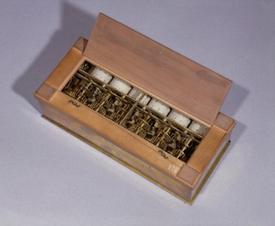Rechenmaschine erfunden von Blaise Pascal (1623-62) im Jahr 1642 (Holz & Metall) von French School