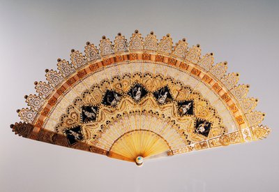 Handfächer im Kathedralenstil im Stil von Charles X, durchbrochenes Horn, bemalt und vergoldet von French School