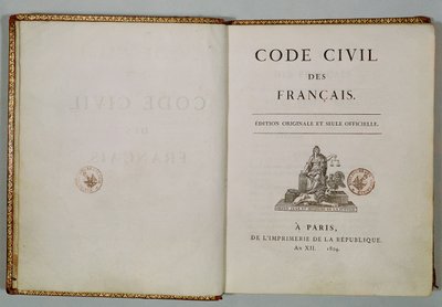 Code Civil, geöffnet auf der Titelseite, 1804 von French School