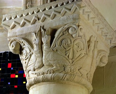 Säulenkapitell mit symmetrisch angeordneten Grotesken, aus dem Chorumgang, frühes 12. Jahrhundert von French School