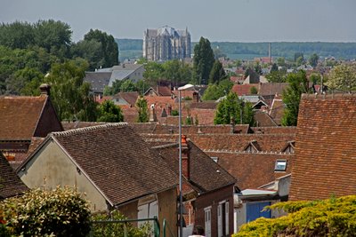 Ansicht der Kathedrale von Beauvais aus der Ferne von French School