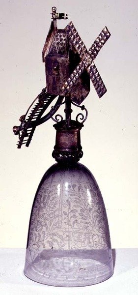 Trinkglas mit Metallfuß in Form einer Windmühle, mit Diamantspitze graviert von French School