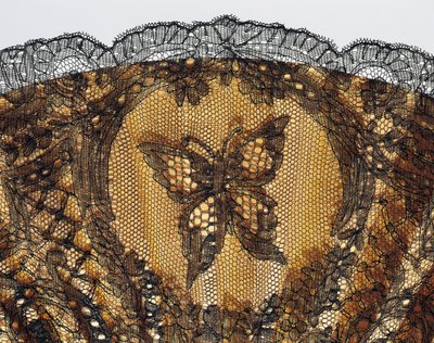 Gestickter Schmetterling, Detail eines Halbtrauerfächers, klares Seidenblatt in Chantilly-Spitze und Perlmutt-Rippen von French School