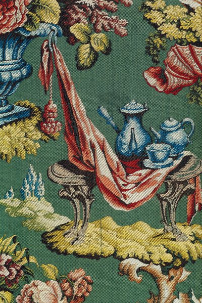 Stoff mit einer Schokoladenkanne und einer Teekanne, Lyoner Werkstatt, ca. 1730 von French School