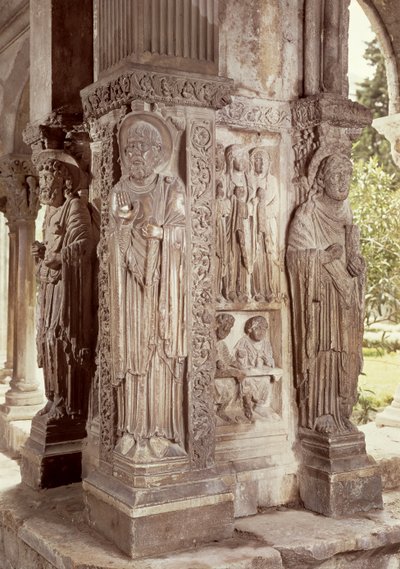 Figuren der hl. Petrus, Trophime und Johannes auf einer Säule im Kreuzgang von French School