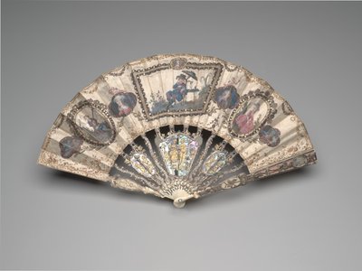 Faltfächer mit einer Chinoiserie-Szene, Porträts, pastoralen Figuren und Stillleben, ca. 1780er von French School
