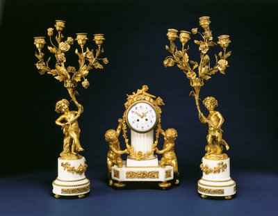 Garnitur, verkauft von Black, Starr und Frost, bestehend aus einer Kaminuhr und einem Paar vierarmiger Kandelaber, ca. 1875-1900 von French School