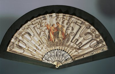Handfächer mit Venus und Juno, Seidenblatt mit Stickerei und Pailletten, silberdamaszierter durchbrochener Knochenschutzstab von French School