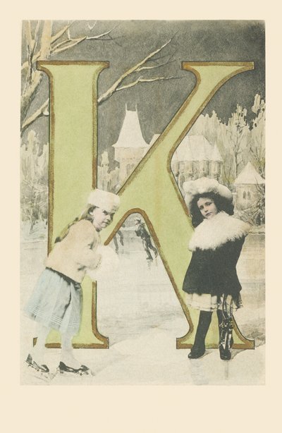 Zwei Mädchen, die im Winter rutschen und Schlittschuh laufen von French School
