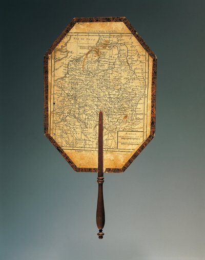 Karte von Nordostfrankreich, gouachebemalter Kartonfächer mit aquarellierter Druckgrafik und geformtem Holzgriff von French School