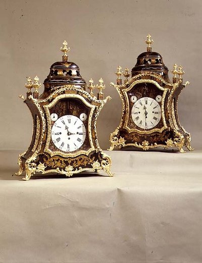 Paar Uhren mit vergoldeten Beschlägen, Uhrwerk von Charles Cabrier, frühes 18. Jahrhundert von French School